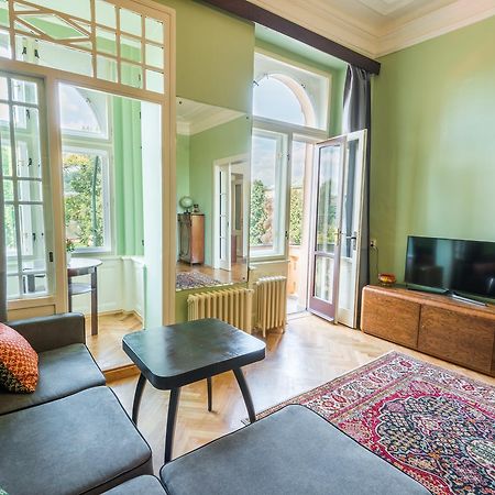 Riverside Apartment With A Balcony Prag Exterior foto