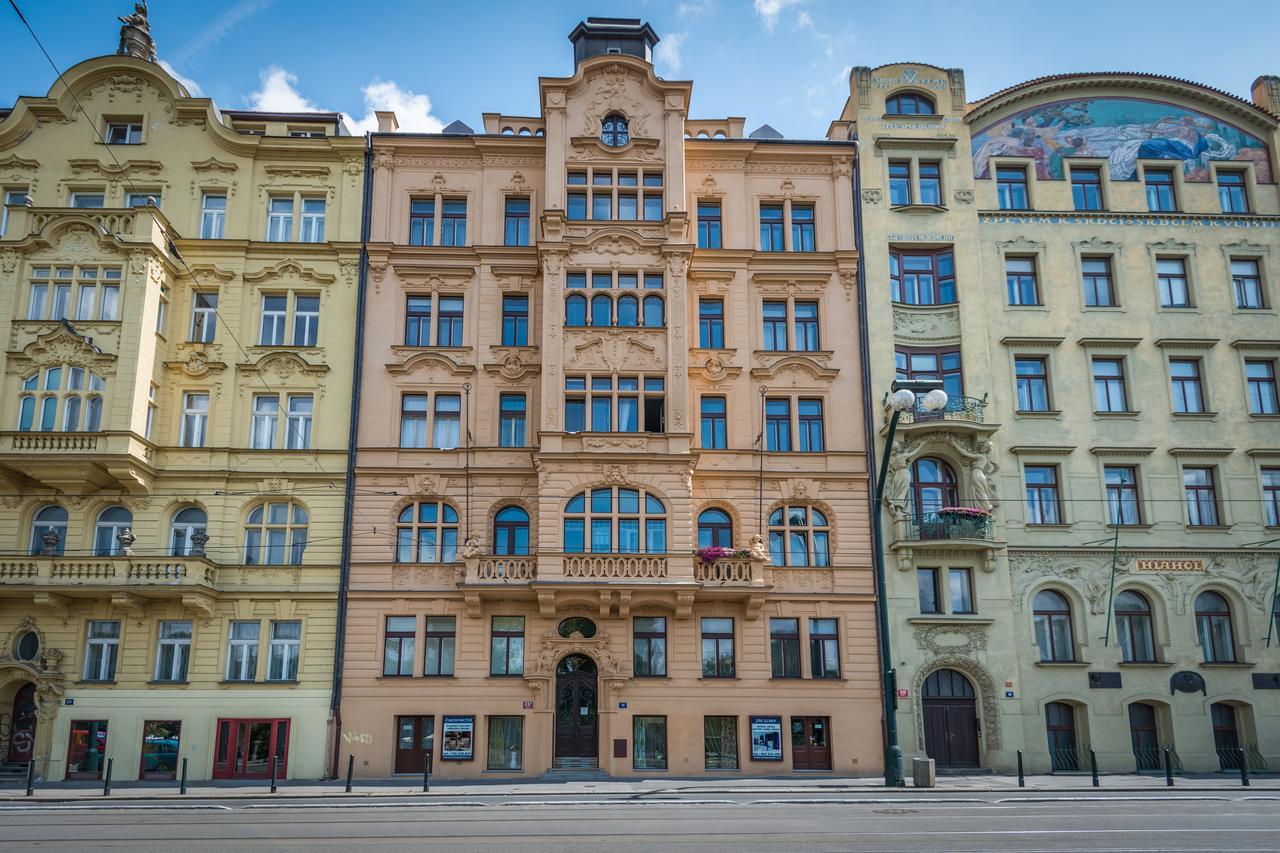 Riverside Apartment With A Balcony Prag Exterior foto