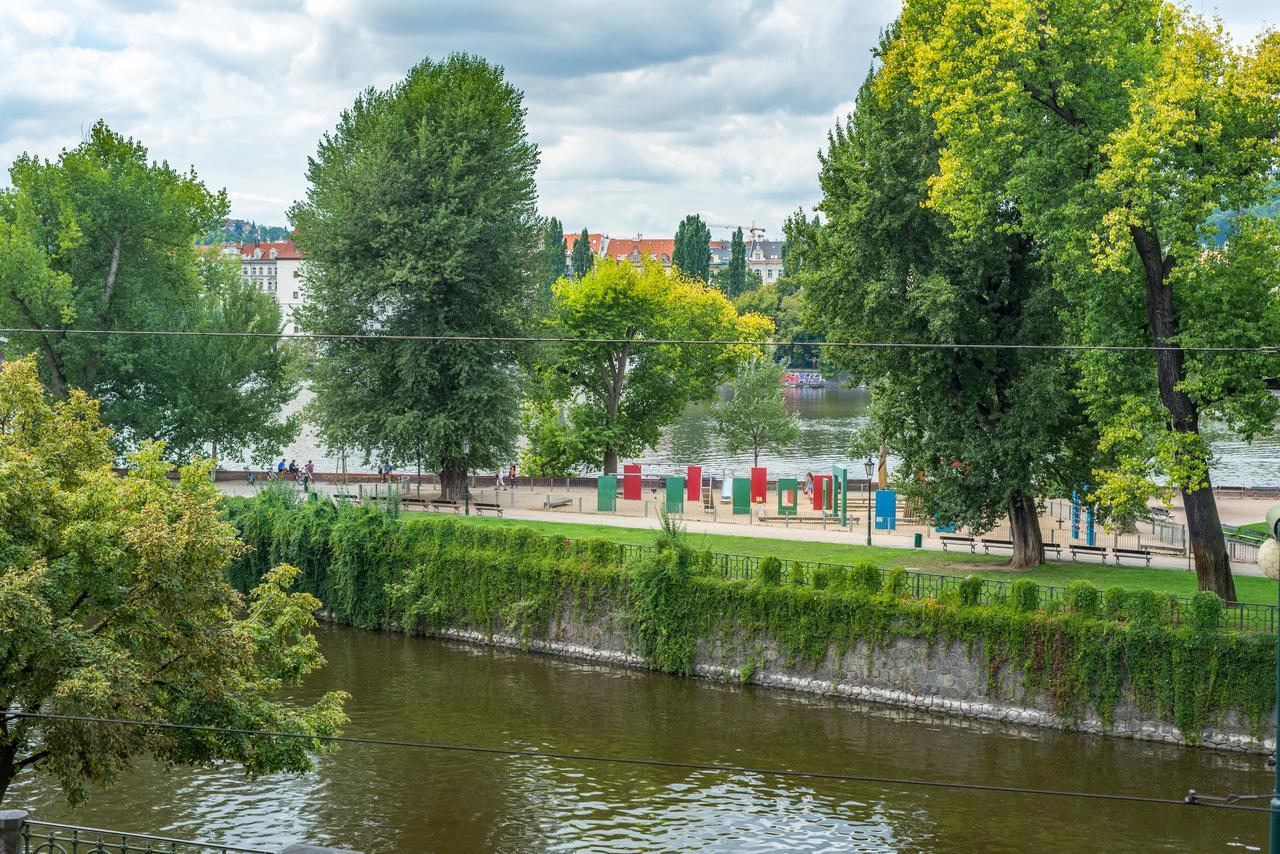 Riverside Apartment With A Balcony Prag Exterior foto