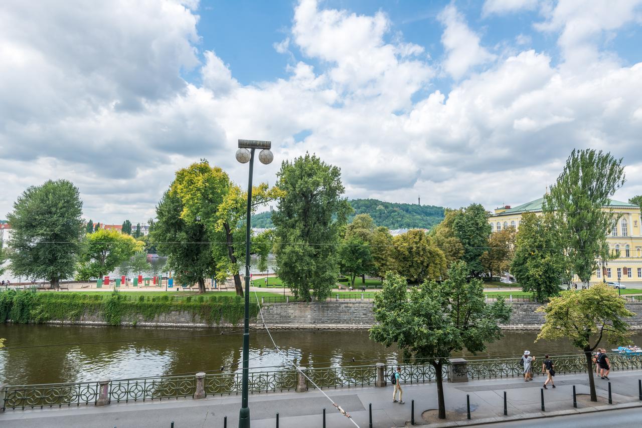 Riverside Apartment With A Balcony Prag Exterior foto