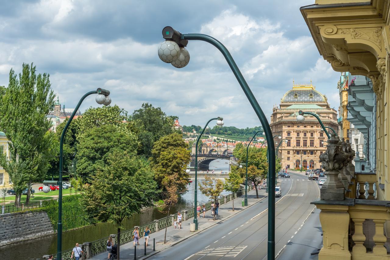 Riverside Apartment With A Balcony Prag Exterior foto