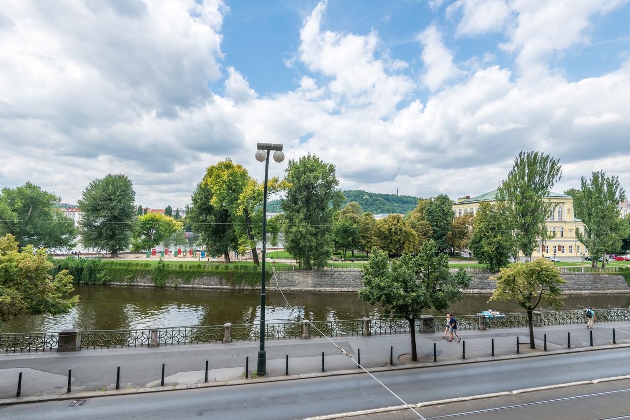 Riverside Apartment With A Balcony Prag Exterior foto